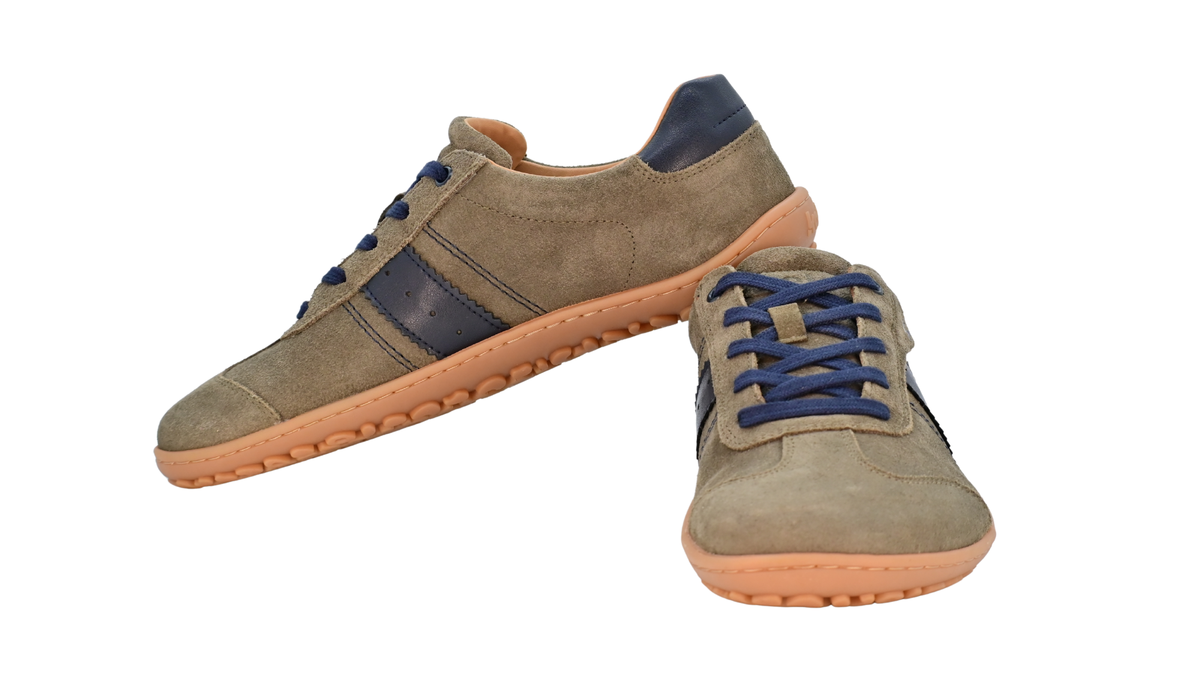 Barfußschuh für Erwachsene, geschlossene Zehenpartie, geschlossener Fersenbereich, Schnürung, seitlicher Streifen mit Perforation, flache Sohle, Seiten- und Vorderansicht, Paar
