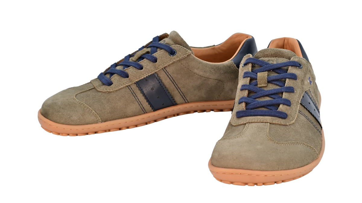 Barfußschuh für Erwachsene, geschlossene Zehenpartie, geschlossener Fersenbereich, Schnürung, seitlicher Streifen mit Perforation, flache Sohle, Seiten- und Vorderansicht, Paar