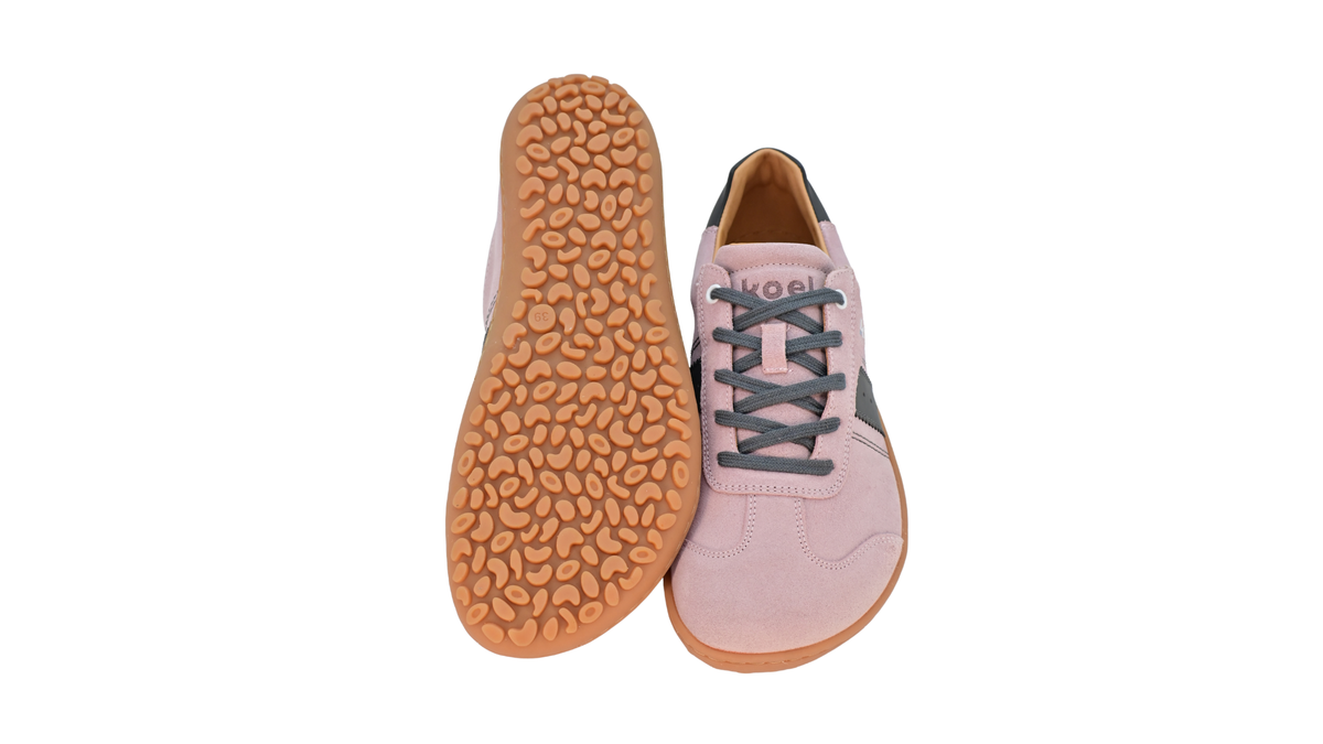 Barfußschuh für Erwachsene, geschlossene Zehenpartie, geschlossener Fersenbereich, Schnürung, seitlicher Streifen mit Perforation, flache Sohle, Ansicht von unten und Draufsicht, Paar