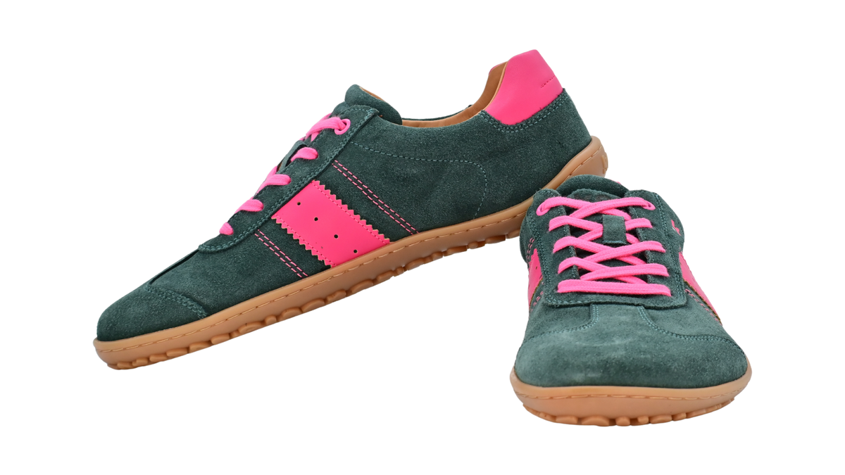 Barfußschuh für Erwachsene, geschlossene Zehenpartie, geschlossener Fersenbereich, Schnürung, seitlicher Streifen mit Perforation, flache Sohle, Seiten- und Vorderansicht, Paar