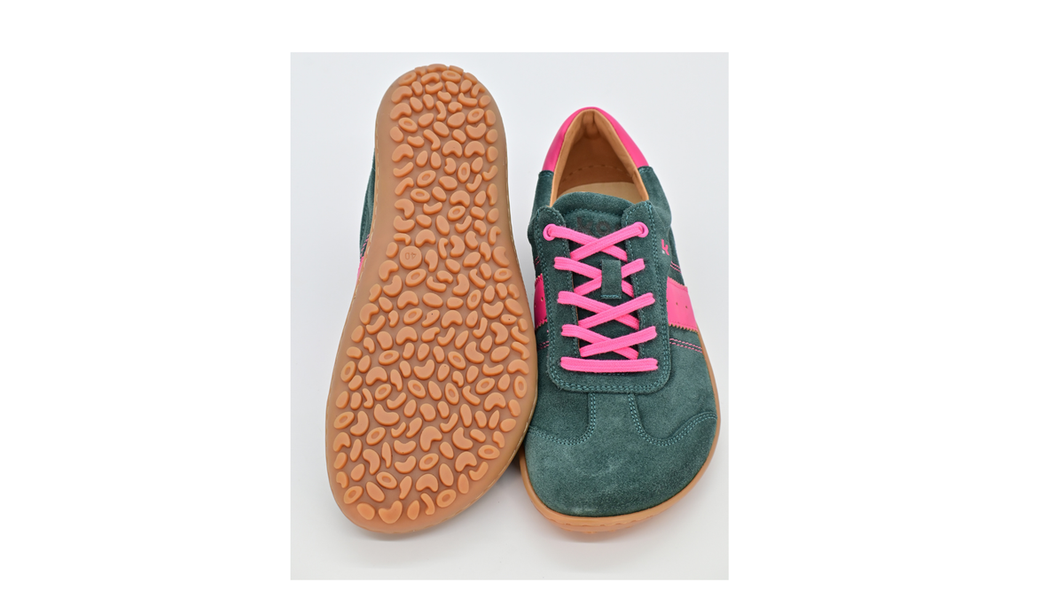 Barfußschuh für Erwachsene, geschlossene Zehenpartie, geschlossener Fersenbereich, Schnürung, seitlicher Streifen mit Perforation, flache Sohle, Ansicht von unten und Draufsicht, Paar