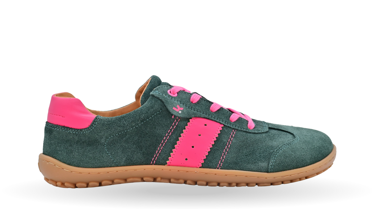Barfußschuh für Erwachsene, geschlossene Zehenpartie, geschlossener Fersenbereich, Schnürung, seitlicher Streifen mit Perforation, flache Sohle, Seitenansicht außen