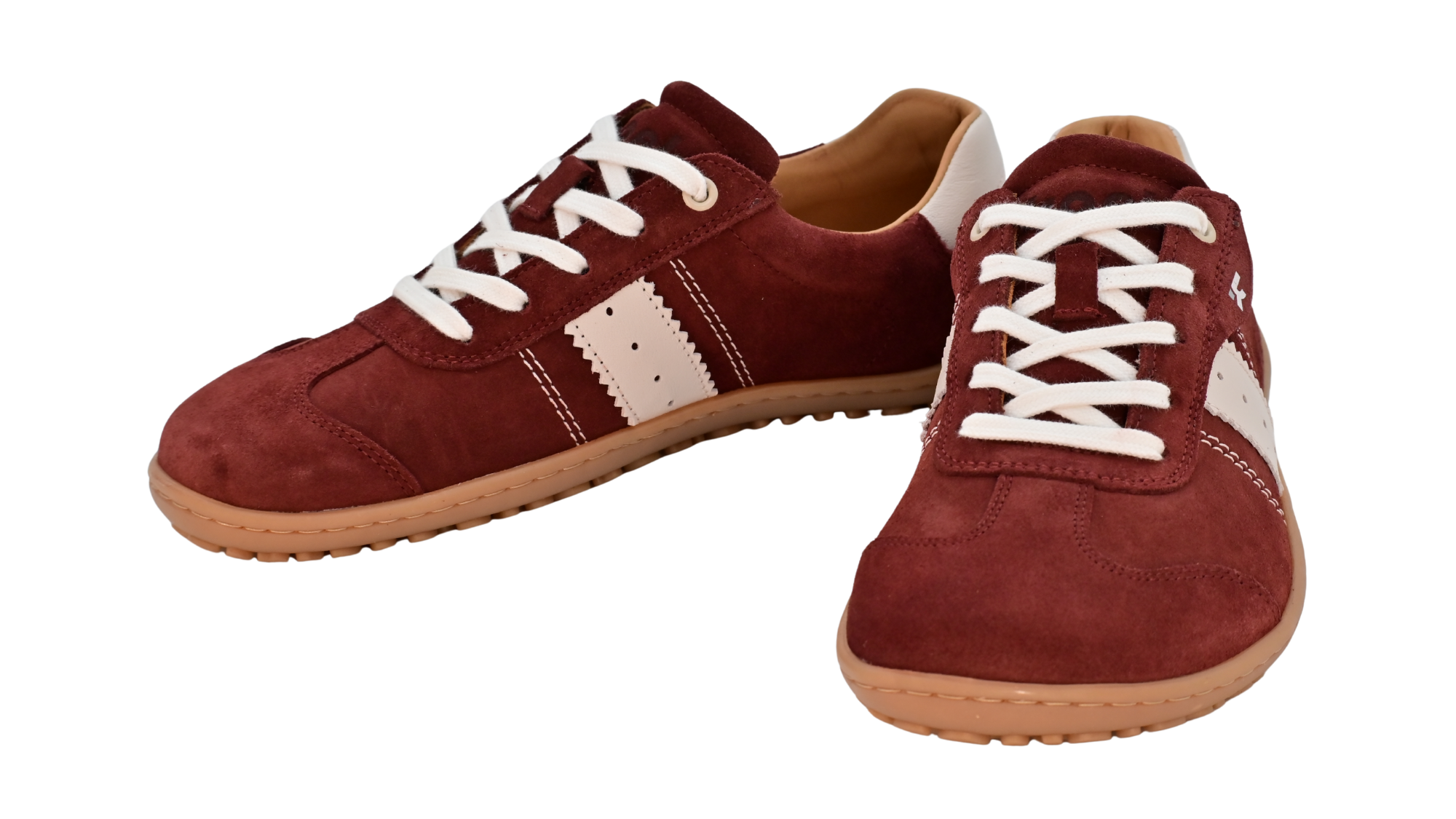 Barfußschuh für Erwachsene, geschlossene Zehenpartie, geschlossener Fersenbereich, Schnürung, seitlicher Streifen mit Perforation, flache Sohle, Seiten- und Vorderansicht, Paar