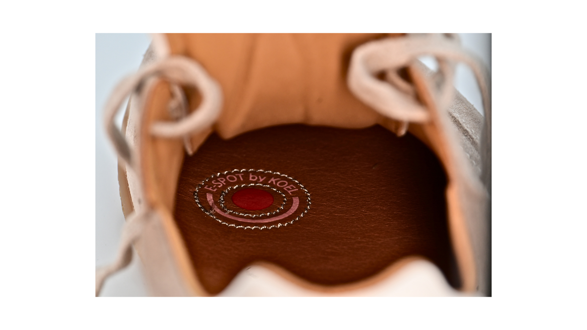 Barfußschuh für Erwachsene, geschlossene Zehenpartie, geschlossener Fersenbereich, Schnürung, Ziernähte im Seitenbereich, flache Sohle, Detailansicht E-Spot von innen