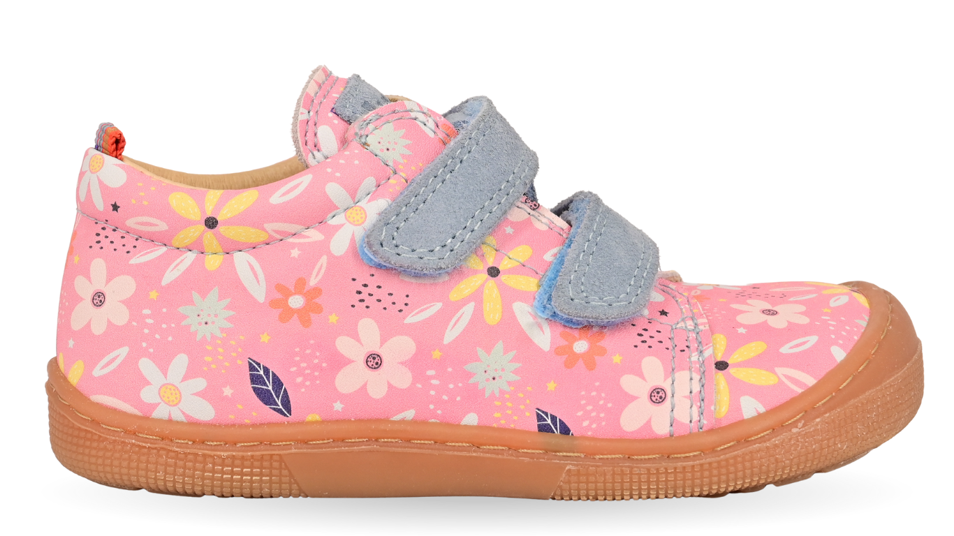 Barfußschuh für Kinder mit zwei Klettverschlüssen, breiter Zehenbox und geschlossenem Fersenbereich, Seitenansicht außen