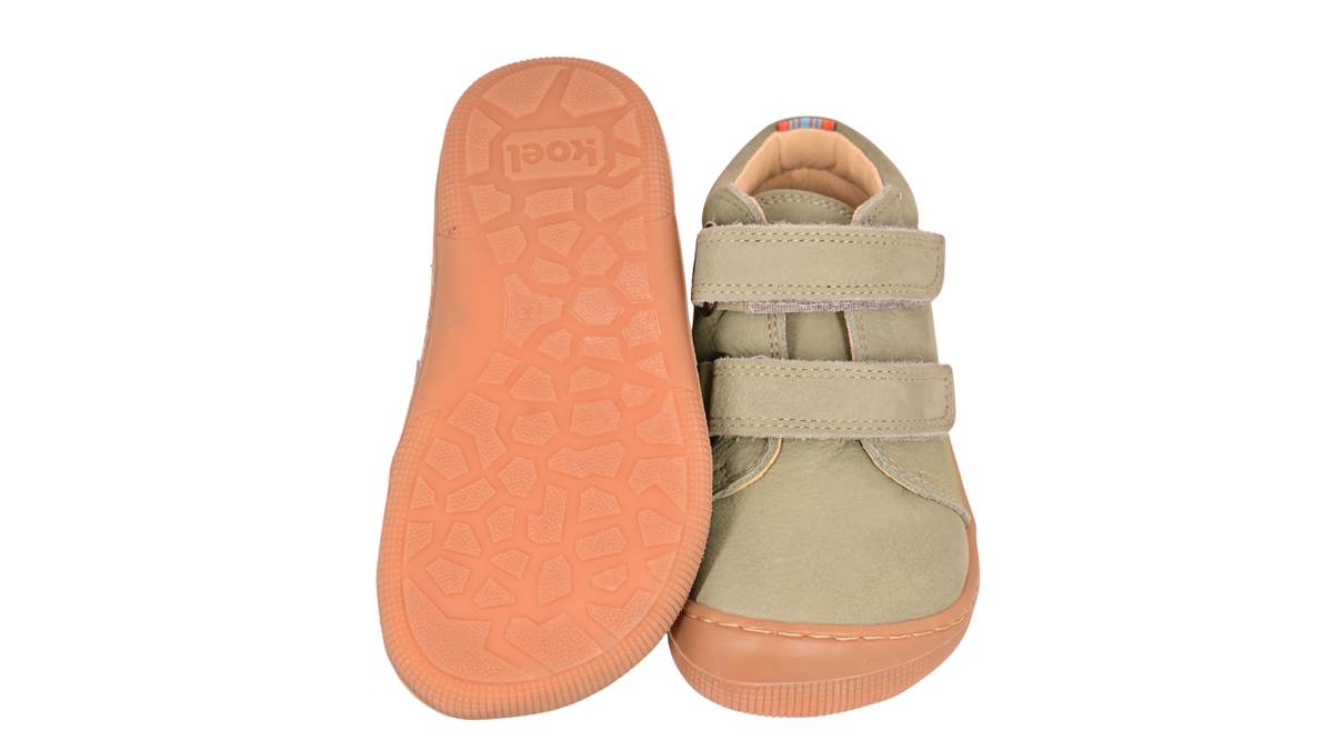 Barfußschuh für Kinder, knöchelhoch, geschlossene Zehen und geschlossener Fersenbereich, Doppelklettverschluss, flexible Sohle, Ansicht von unten und Draufsicht als Paar