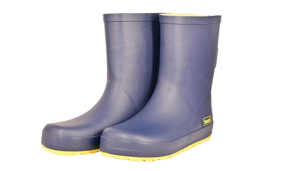 Barfußstiefel für Kinder ohne Verschluss mit breiter Zehenbox und geschlossenem Schaft, schräge Vorderansicht