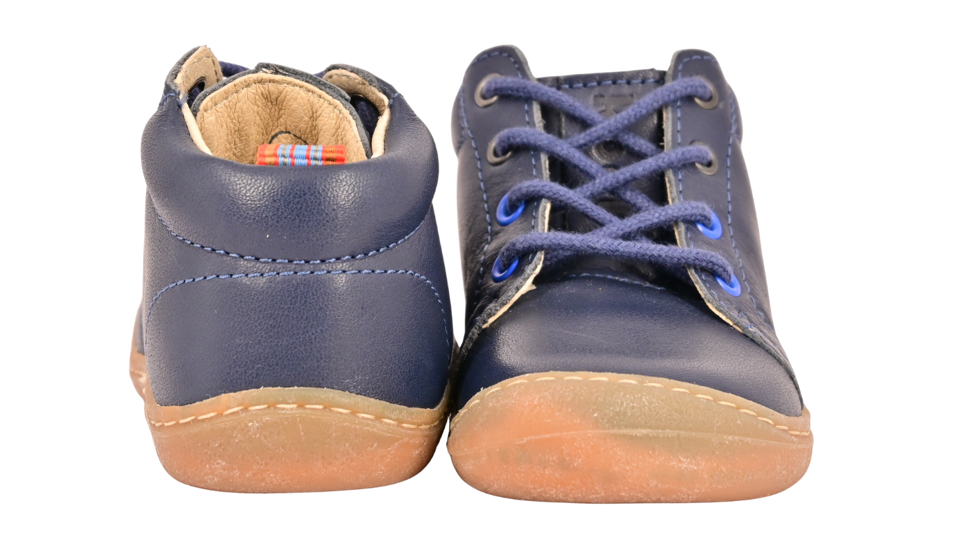 Barfußschuh für Kinder mit Schnürung, breiter Zehenbox und geschlossenem Fersenbereich, Vorder- und Rückansicht