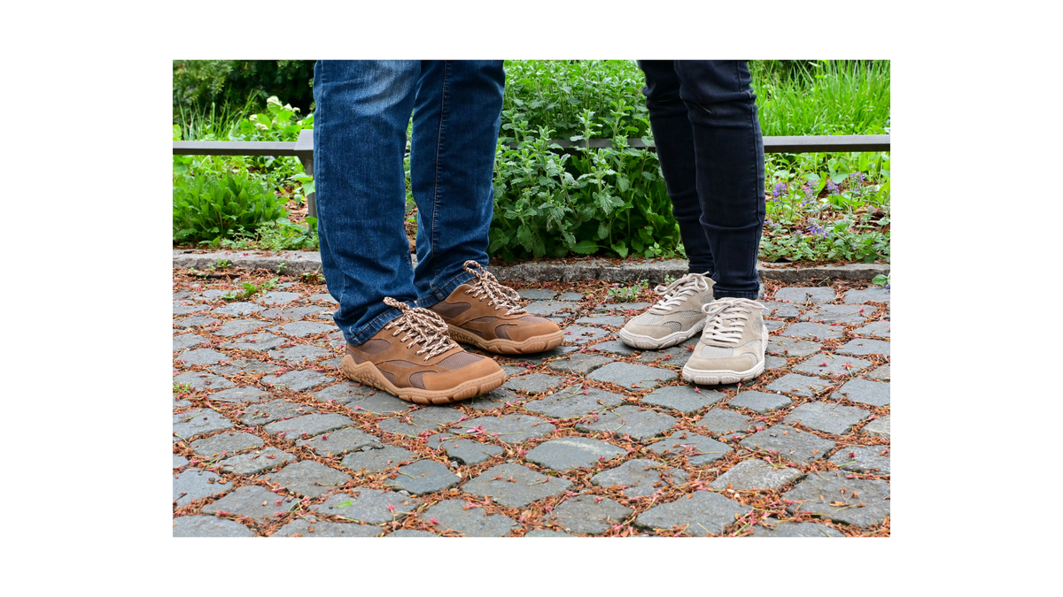 Barfußschuh für Erwachsene, geschlossene Zehenpartie, geschlossener Fersenbereich, Schnürung, textile Einsätze im Seitenbereich, profilierte Sohle, Seitenansicht außen, getragen am Fuß als Paar