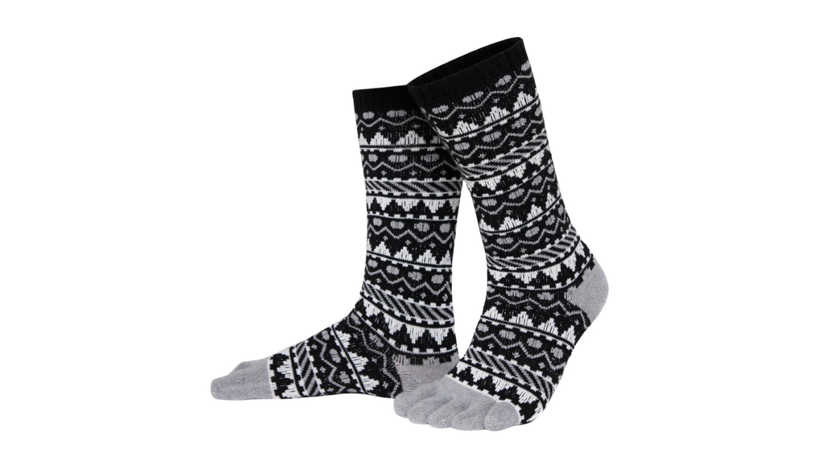 Zehensocken mit fünf separaten Zehenfächern und gemustertem Schaft, schräge Vorderansicht als Paar