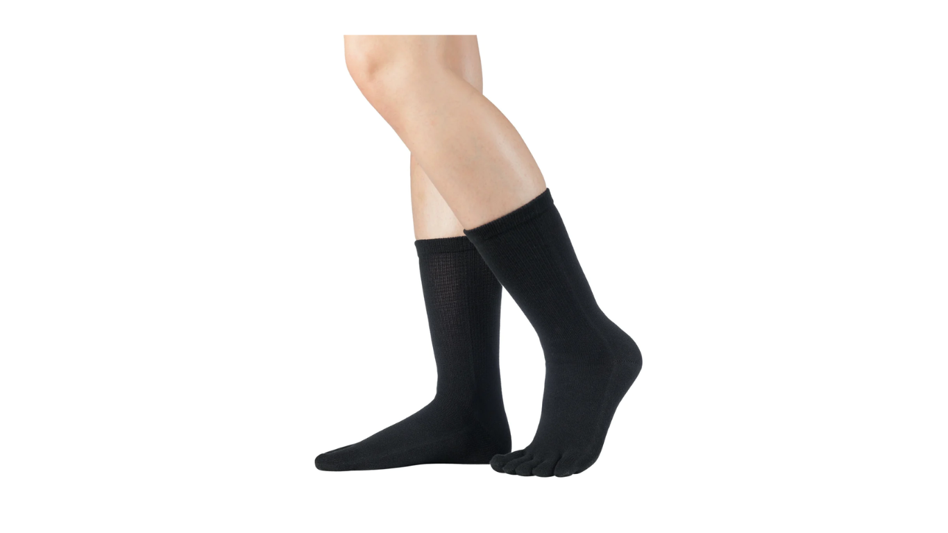 Socken ohne Zehentrennung, knöchelhoch, Seitenansicht als Paar, am Fuß getragen