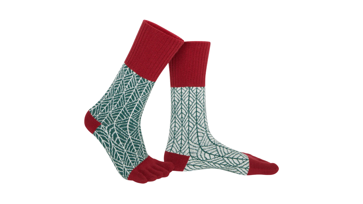 Socken für Erwachsene, Paaransicht, gerippter Schaft, elastischer Bund, verstärkter Zehen- und Fersenbereich, schräge Vorderansicht