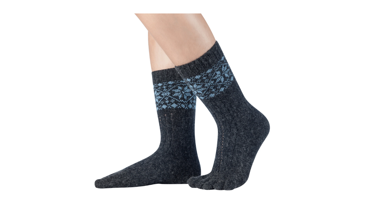 Barfußsocken für Kinder mit einzelner Zehenführung, wadenhoher Schaft, geschlossene Zehen, schräge Vorderansicht als Paar am Fuß getragen
