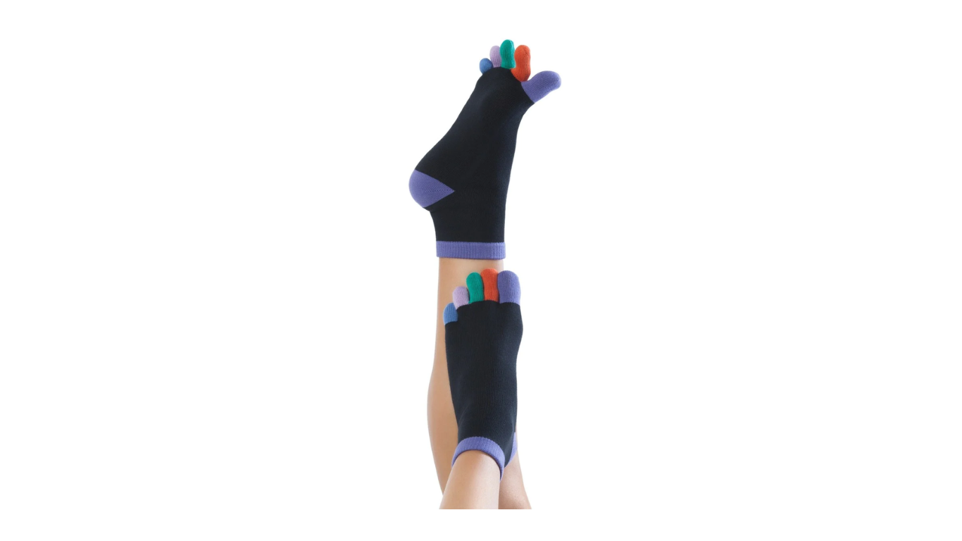 Zehensocken am Fuß getragen mit getrennten Zehen, kurzem Schaft und gestrickter Ferse, schräge Vorderansicht