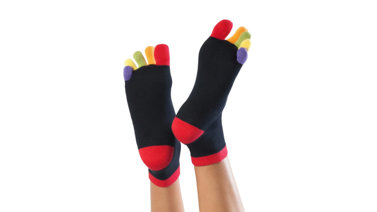Zehensocken am Fuß getragen mit getrennten Zehen, kurzem Schaft und elastischem Bund, schräge Vorderansicht