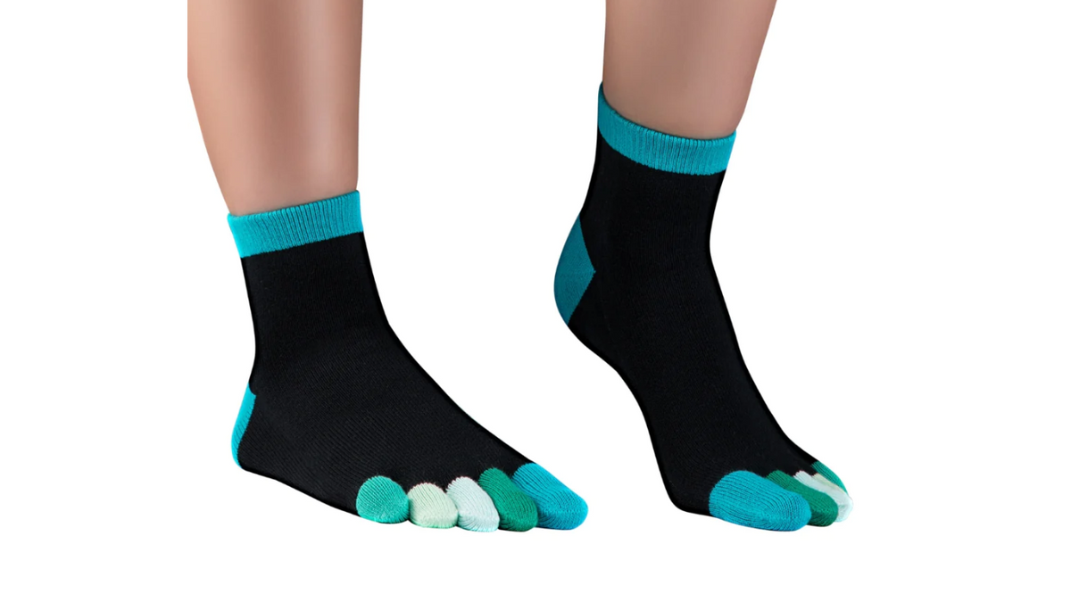 Zehensocken am Fuß getragen mit getrennten Zehen, kurzem Schaft und elastischem Bund, schräge Vorderansicht