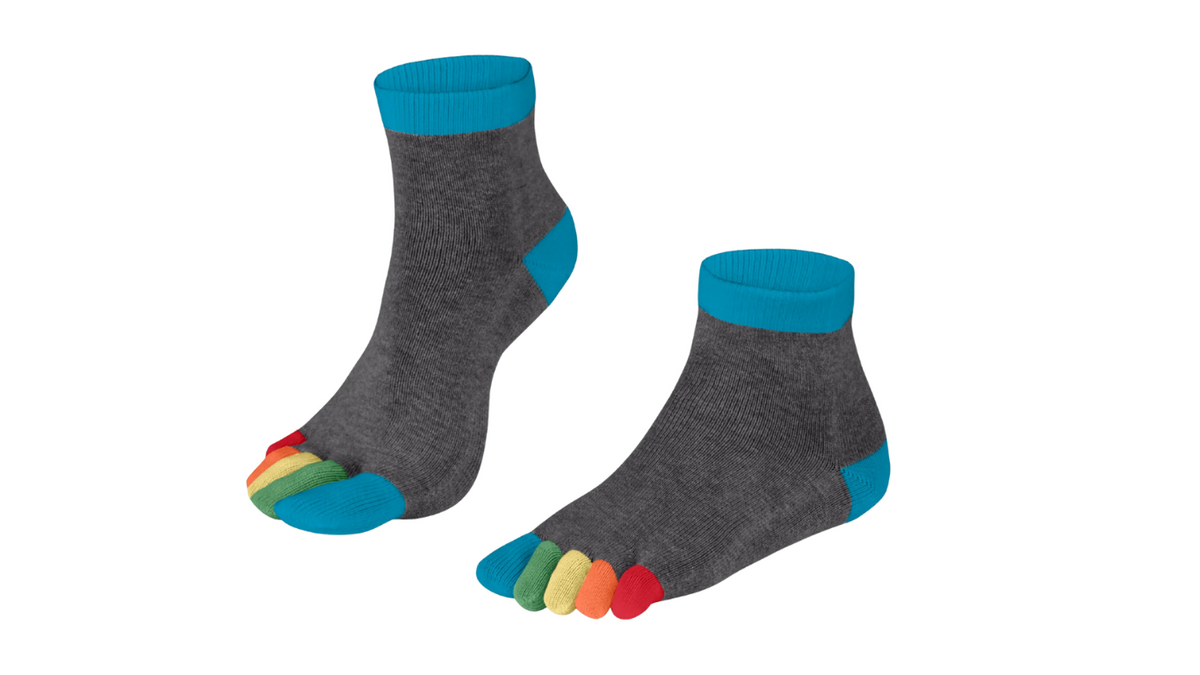 Zehensocken mit getrennten Zehen, kurzem Schaft und gestrickter Ferse, elastischer Bund, schräge Vorderansicht