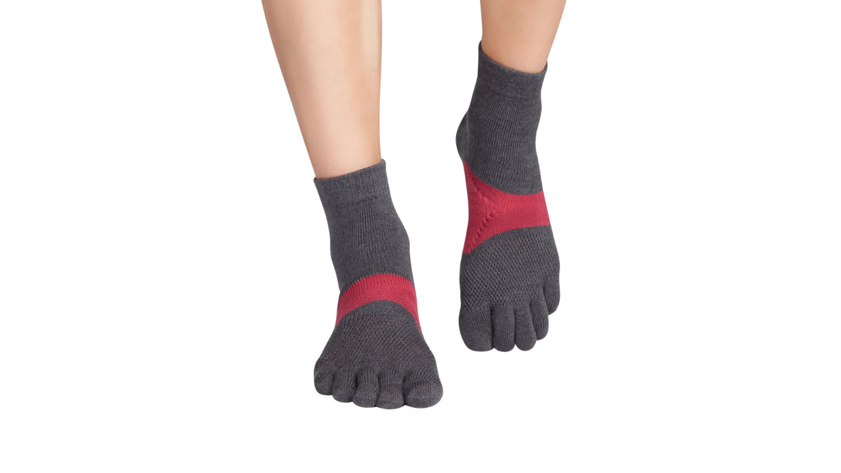 Zehensocken, separate Zehen, knöchelhoher Schaft, elastischer Bund, getragen am Fuß, Rückansicht
