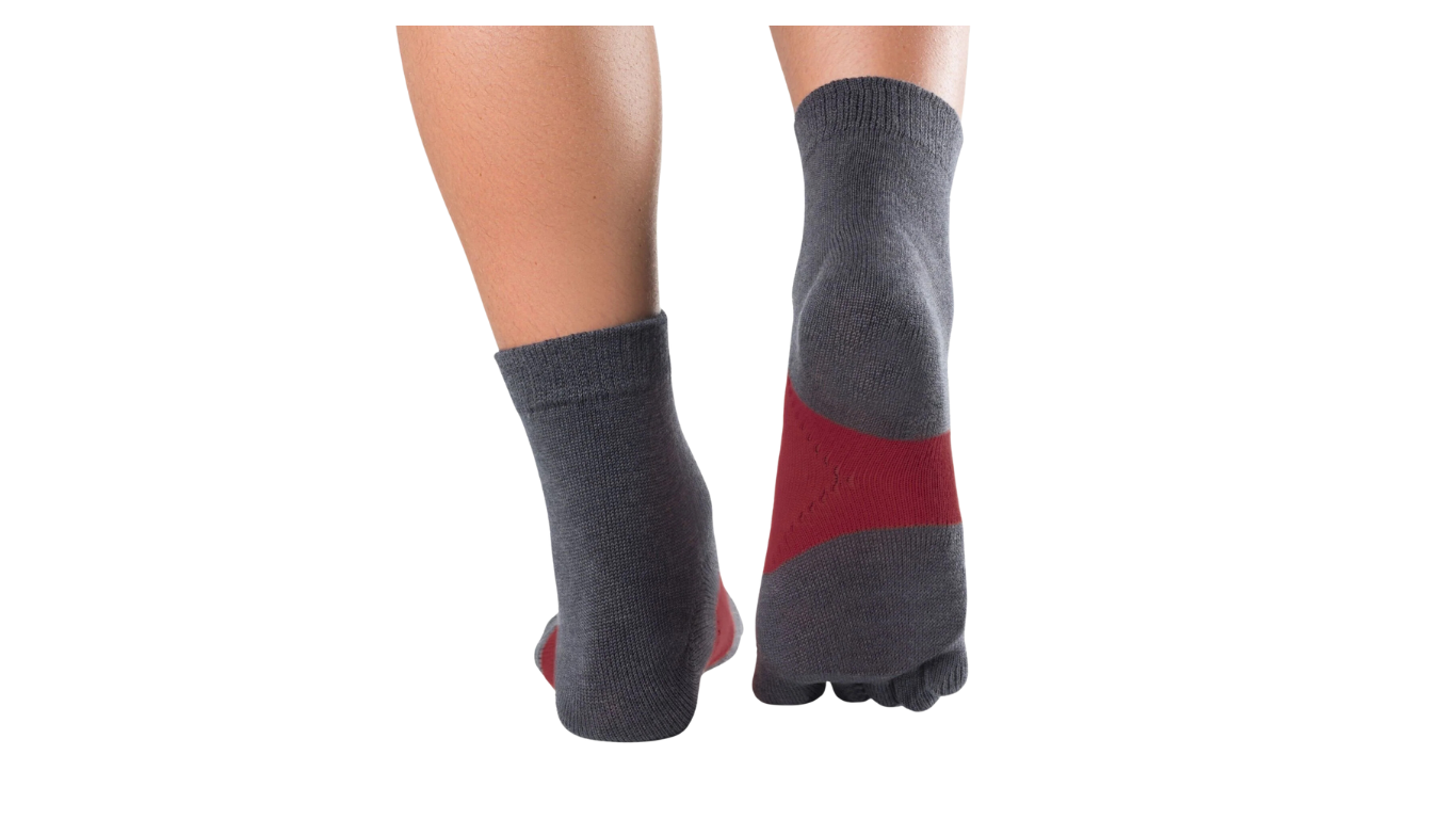 Zehensocken, separate Zehen, knöchelhoher Schaft, elastischer Bund, getragen am Fuß, Rückansicht