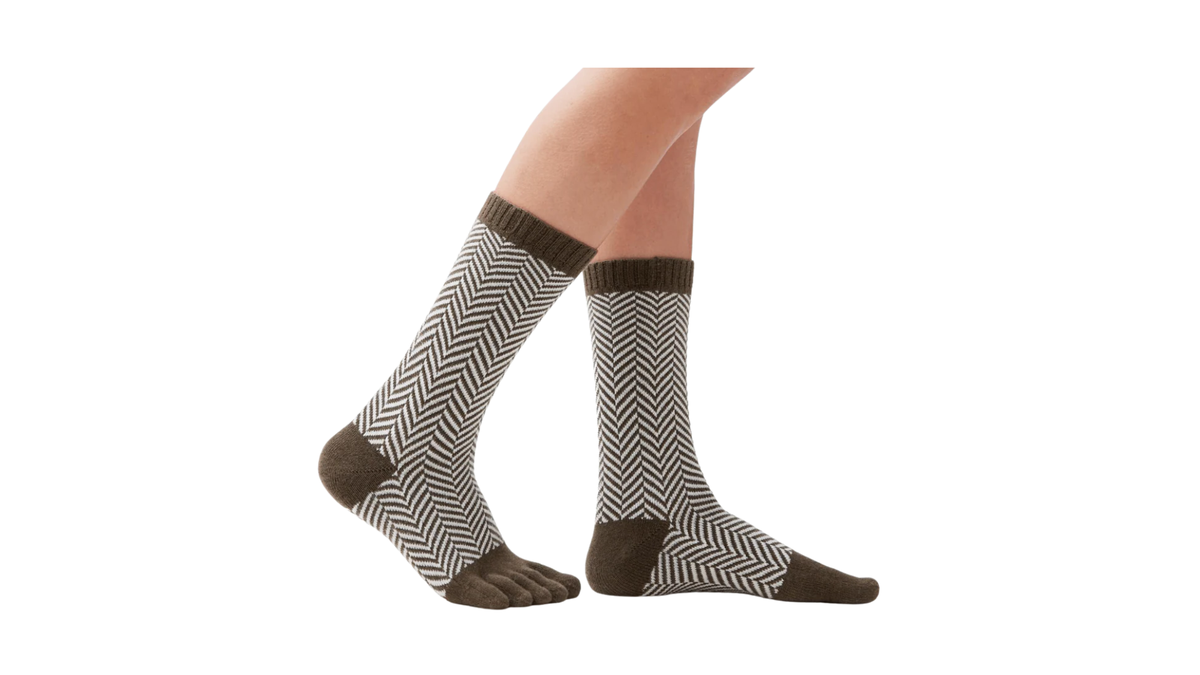Socken für Erwachsene, Paaransicht, gerippter Schaft, elastischer Bund, verstärkter Zehen- und Fersenbereich, schräge Vorderansicht