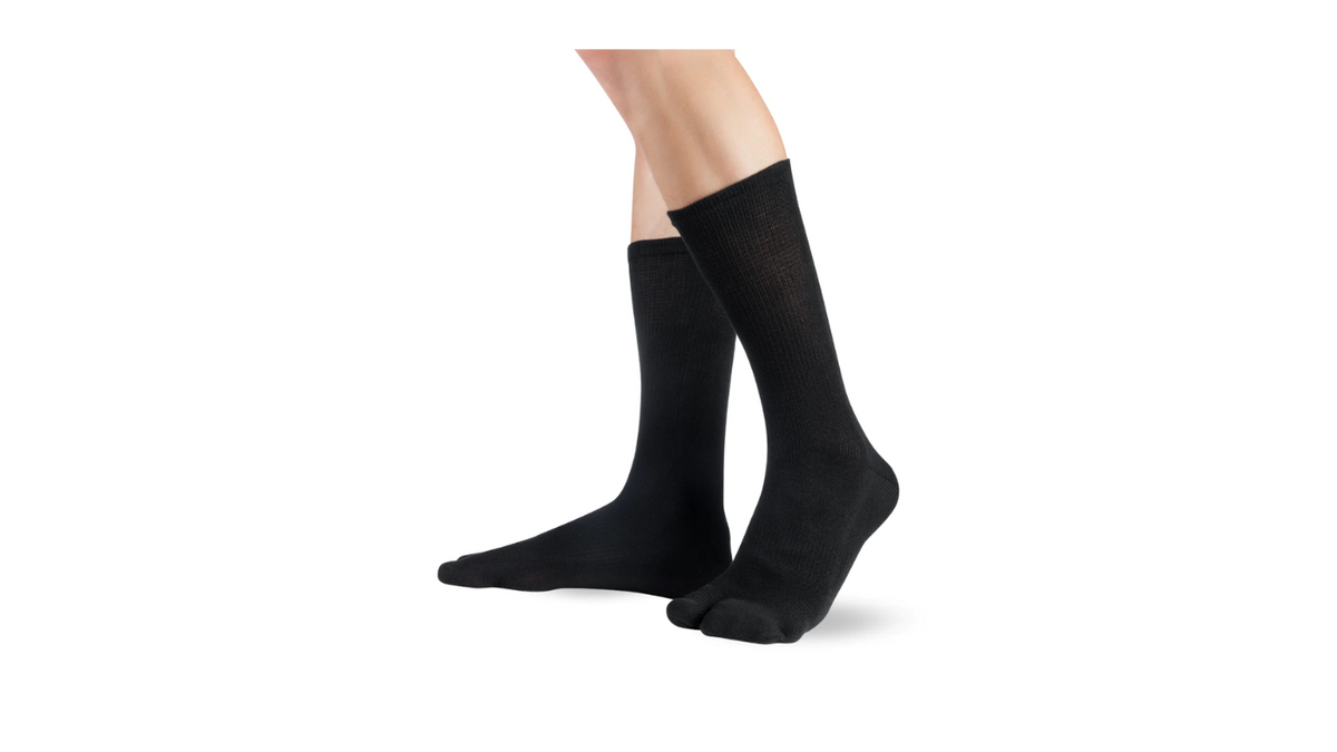 Zehensocken, separate Zehen, wadenhoher Schaft, elastischer Bund, getragen am Fuß, Seitenansicht außen