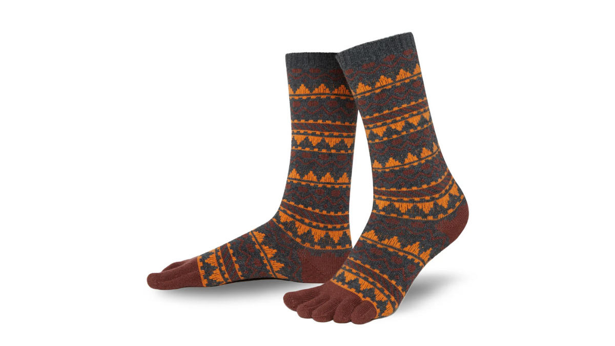 Zehensocken mit fünf separaten Zehenfächern und gemustertem Schaft, schräge Vorderansicht als Paar