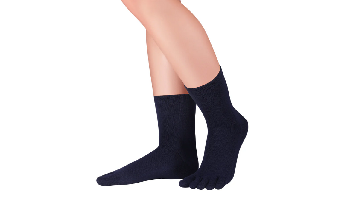 Schwarze, wadenlange Zehensocken aus Baumwolle. Paar frontal dargestellt mit klar erkennbarer Zehentrennung und schlichtem Bündchen, am Fuß getragen