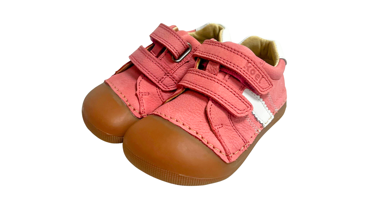 Barfußschuh für Kinder, geschlossene Zehenpartie, geschlossener Fersenbereich, zwei Klettverschlüsse, seitliche Streifen, flache Sohle, schräge Vorderansicht als Paar