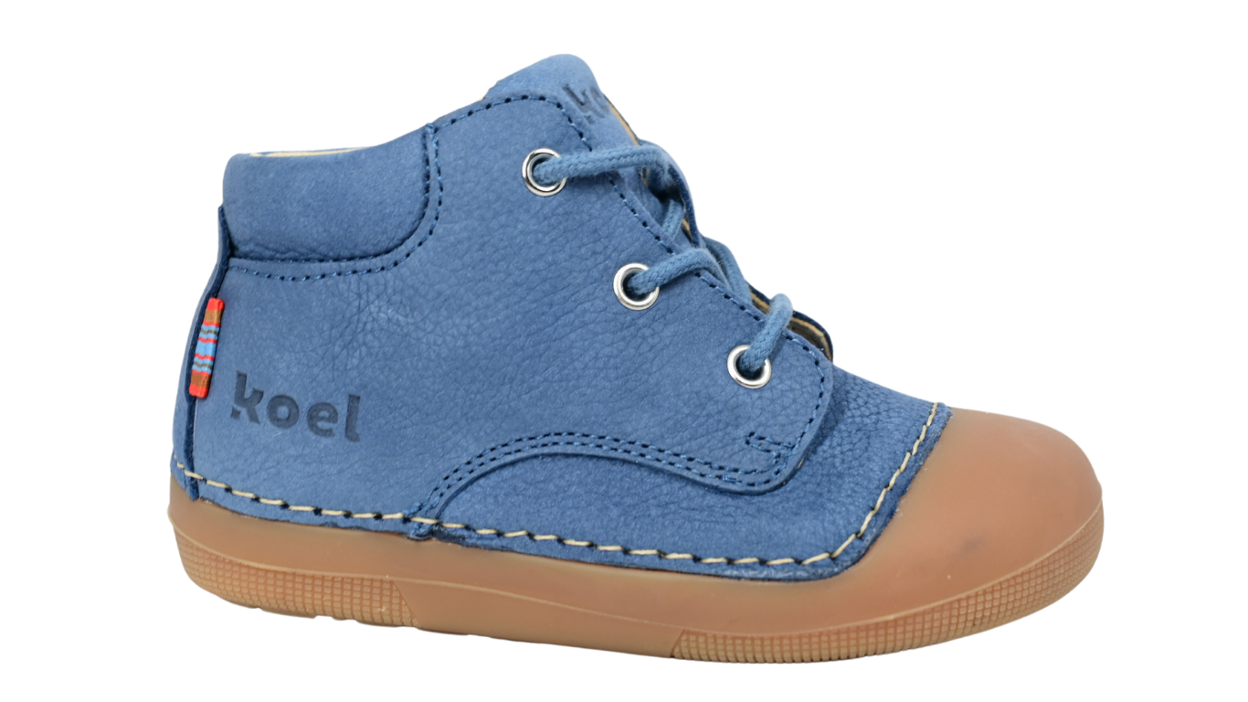 Barfußschuh für Kinder mit Schnürung, breiter Zehenbox und geschlossenem Fersenbereich, Seitenansicht außen