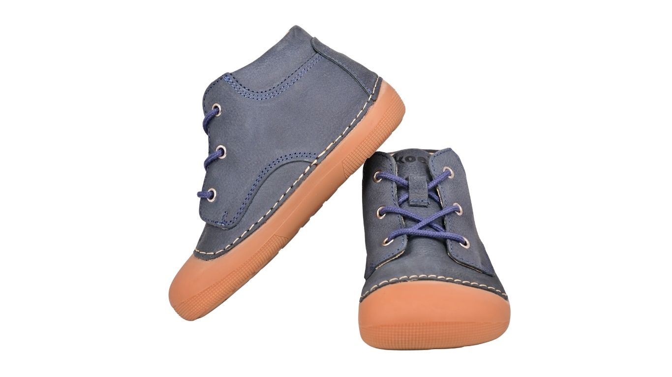 Barfußschuh für Kinder mit Schnürung als Paar, Seitenansicht und Vorderansicht