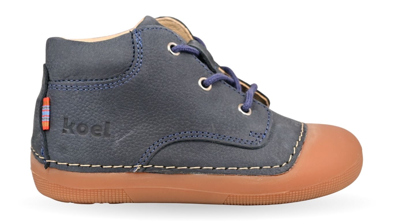 Barfußschuh für Kinder mit Schnürung, breiter Zehenbox und geschlossenem Fersenbereich, Seitenansicht außen