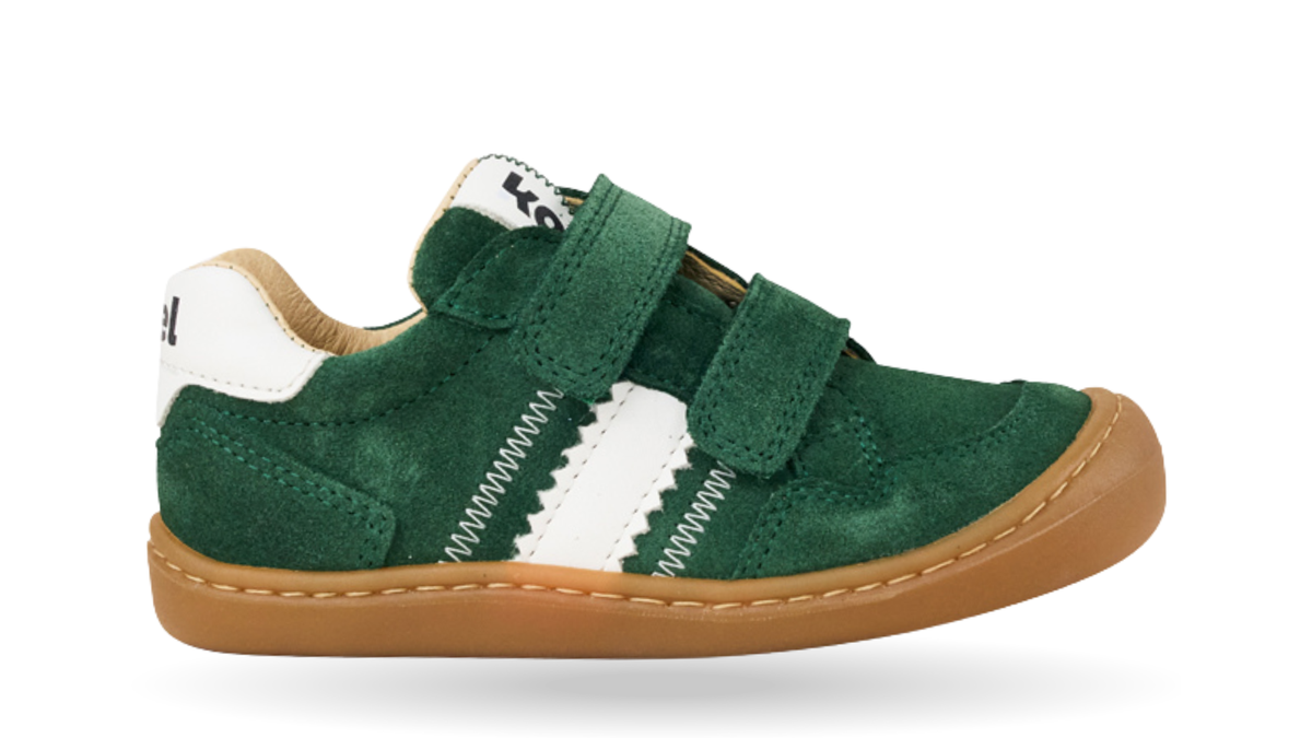 Barfußschuh für Kinder, geschlossene Zehenpartie, geschlossener Fersenbereich, zwei Klettverschlüsse, seitliche Streifen, Ziernähte im Seitenbereich, flache Sohle, Seitenansicht außen