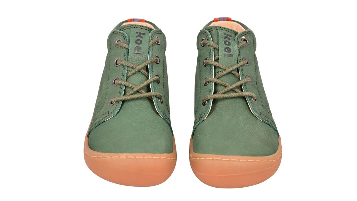 Barfußschuh für Kinder, knöchelhoch, geschlossene Zehen und geschlossener Fersenbereich, Schnürung mit Ösen, flexible Sohle, Vorderansicht als Paar