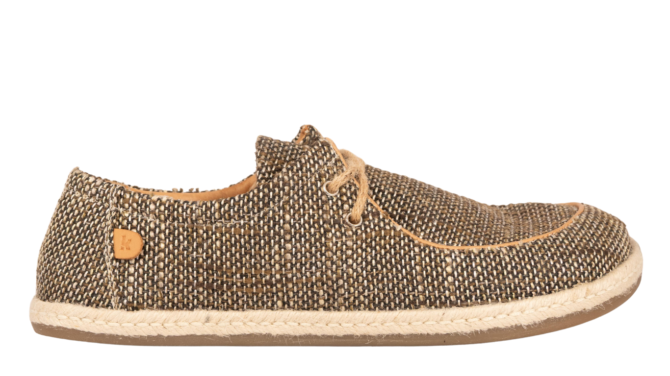 Barfußschuh für Erwachsene mit Schnürung, breiter Zehenbox und geschlossenem Fersenbereich, Seitenansicht außen