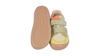 Barfußschuh für Kinder, geschlossene Zehenpartie, geschlossener Fersenbereich, zwei Klettverschlüsse, seitliche Streifen, Ziernähte im Seitenbereich, flache Sohle, Ansicht von unten und Draufsicht als Paar