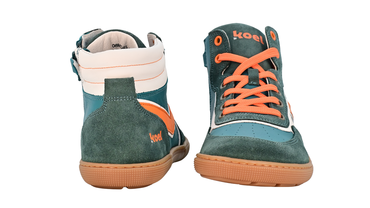 Barfußschuh für Kinder, geschlossene Zehenpartie, geschlossener Fersenbereich, Schnürung, hoher Schaft, seitliche Streifen, flache Sohle, Vorder- und Rückansicht als Paar