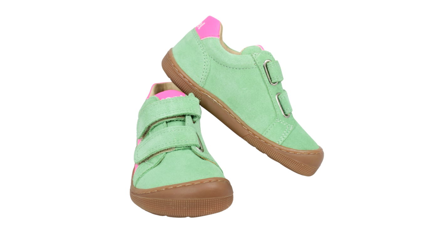 Barfußschuh für Kinder mit zwei Klettverschlüssen als Paar, Vorderansicht und Seitenansicht