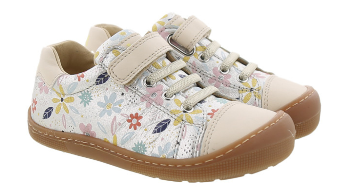 Barfußschuh für Kinder mit Klettverschluss und Schnürung, breiter Zehenbox und geschlossenem Fersenbereich als Paar, schräge Vorderansicht