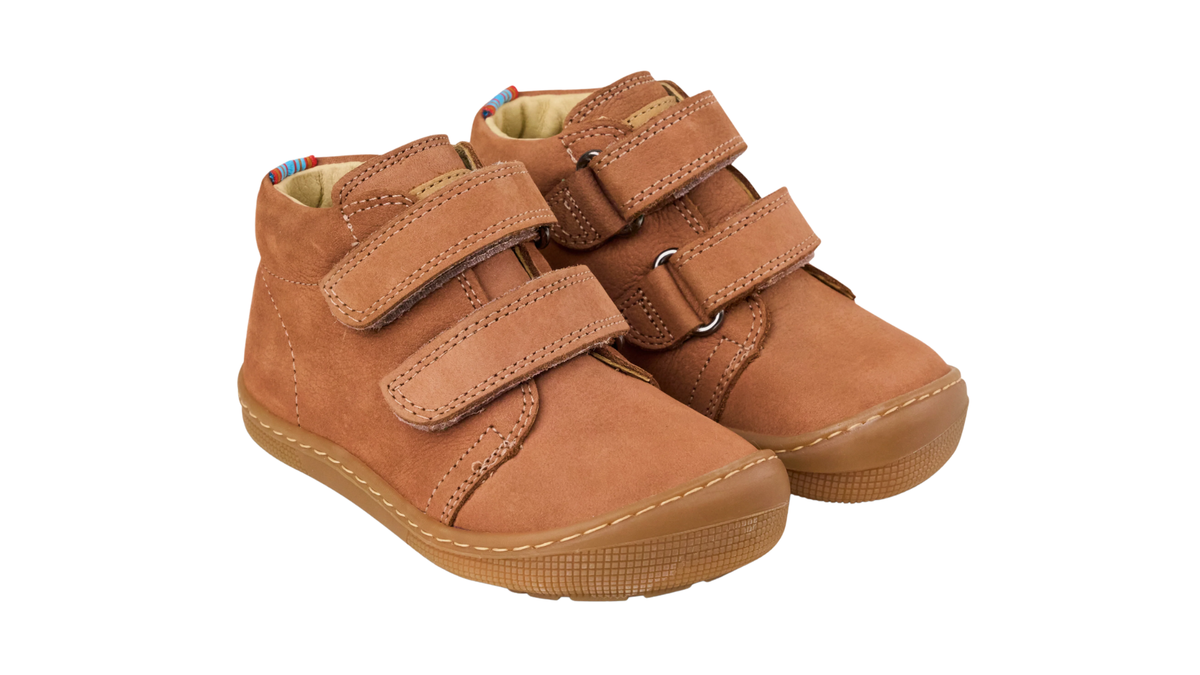 Barfußschuh für Kinder, knöchelhoch, geschlossene Zehen und geschlossener Fersenbereich, Doppelklettverschluss, flexible Sohle, schräge Vorderansicht als Paar