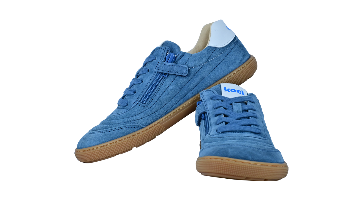 Barfußschuh für Erwachsene, geschlossene Zehenpartie, geschlossener Fersenbereich, Schnürung, Ziernähte im Seitenbereich, flache Sohle, Seitenansicht und Vorderansicht als Paar