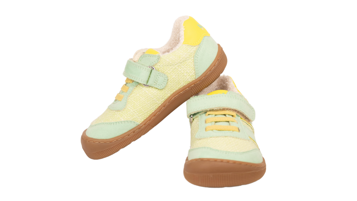 Barfußschuh für Kinder mit Klettverschluss und Schnürung als Paar, Vorderansicht und Seitenansicht