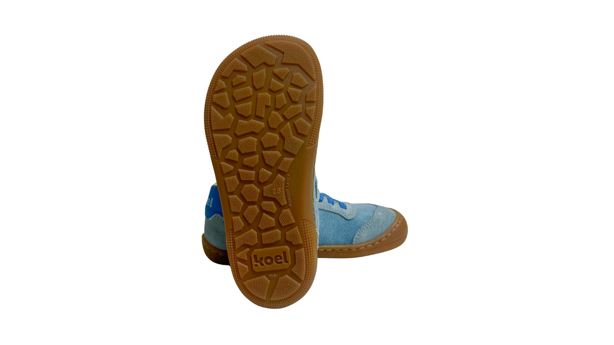 Barfußschuh für Kinder, geschlossene Zehenpartie, geschlossener Fersenbereich, Schnürung, Klettverschluss, seitliche Streifen, flache Sohle, Seitenansicht und Ansicht von unten als Paar