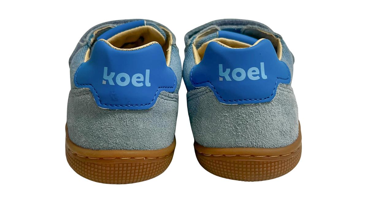 Barfußschuh für Kinder, geschlossene Zehenpartie, geschlossener Fersenbereich, Schnürung, Klettverschluss, seitliche Streifen, flache Sohle, Rückansicht als Paar