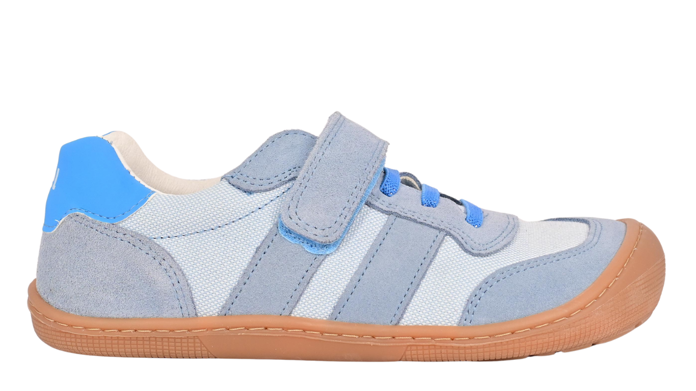 Barfußschuh für Kinder mit Klettverschluss und Schnürung, breiter Zehenbox und geschlossenem Fersenbereich, Seitenansicht außen