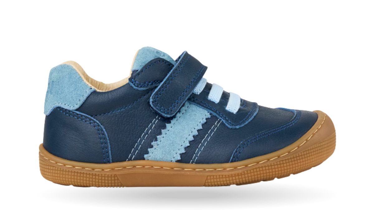 Barfußschuh für Kinder, geschlossene Zehenpartie, geschlossener Fersenbereich, Schnürung, Klettverschluss, seitliche Streifen, flache Sohle, Seitenansicht außen