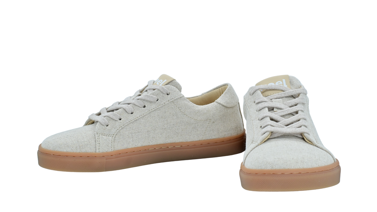 Barfußschuh für Erwachsene, geschlossene Zehenpartie, geschlossener Fersenbereich, Schnürung, textile Oberfläche, flache Sohle, Vorder- und Seitenansicht als Paar