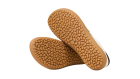 Barfußschuh für Erwachsene, geschlossene Zehenpartie, geschlossener Fersenbereich, Schnürung, seitlicher Streifen mit Perforation, flache Sohle, Ansicht von unten, Paar