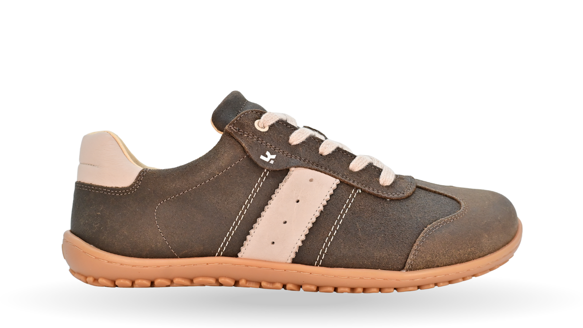 Barfußschuh für Erwachsene, geschlossene Zehenpartie, geschlossener Fersenbereich, Schnürung, seitlicher Streifen mit Perforation, flache Sohle, Seitenansicht außen