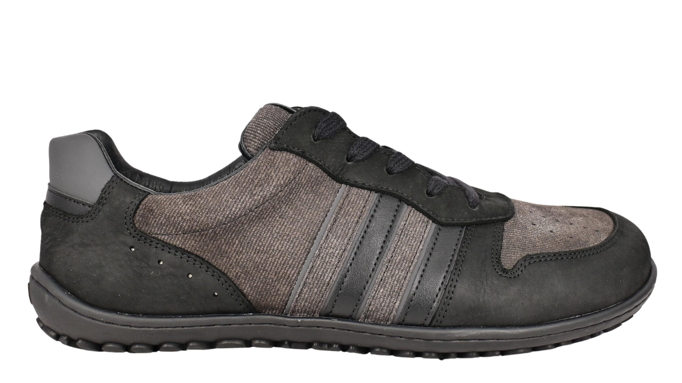 Barfußschuh für Erwachsene mit Schnürung, breiter Zehenbox und geschlossenem Fersenbereich, Seitenansicht außen