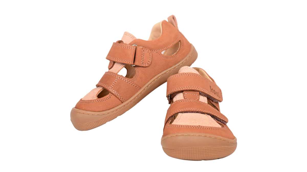 Barfußsandale für Kinder, geschlossene Zehenkappe und geschlossener Fersenbereich, Doppelklettverschluss, flexible Sohle, Vorder- und Seitenansicht, Paar